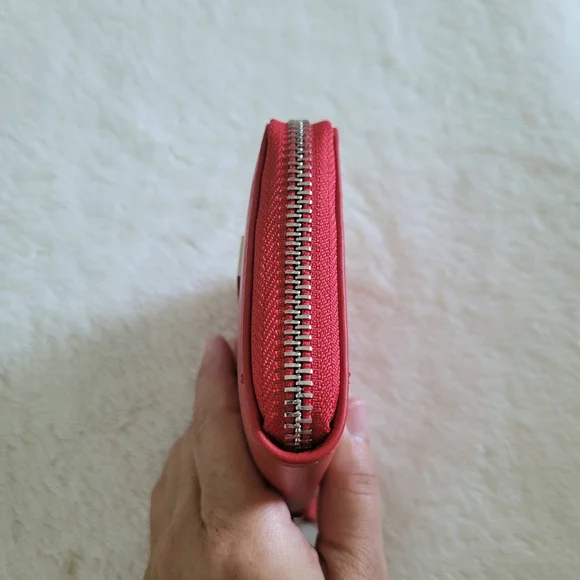 Laura Di Maggio Red❤ Zip Around Card💳 Case - NWT - Picture 8 of 16